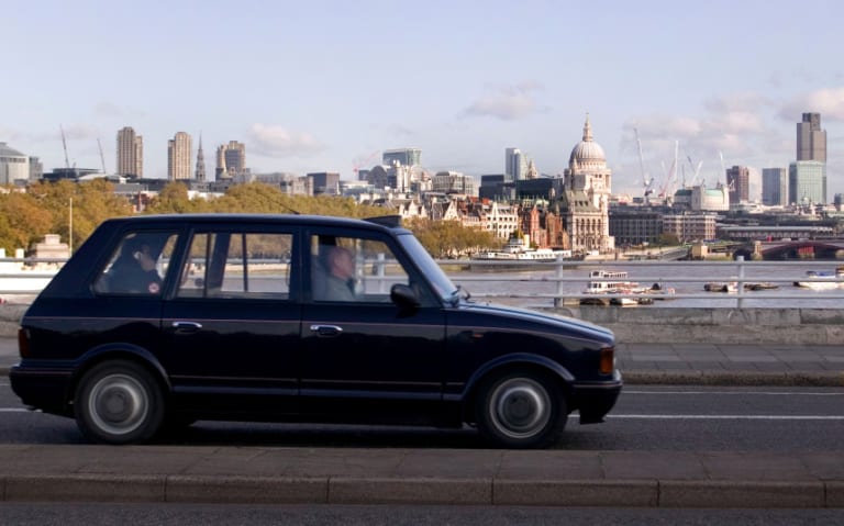 B5CA8A London Metro Cab driving over Waterloo Bridge