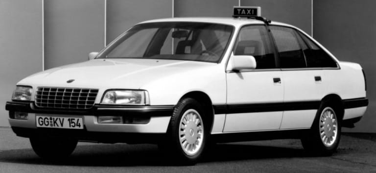 La Senator connaîtra aussi une carrière de taxi, mais aussi de voiture de police en Angleterre sous le blason Vauxhall