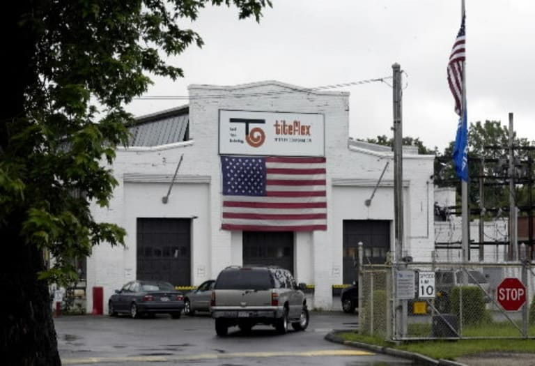 L'usine de Springfield aujourd'hui (en haut) et celle de New York (en bas)