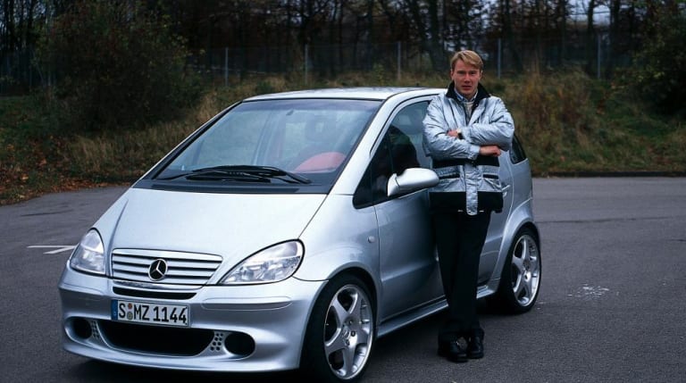 Mika Häkkinen devant l’un des 4 exemplaires de l’A38 AMG
