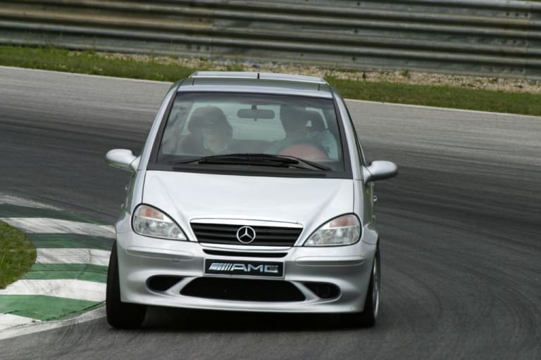 A210 Evolution de face sur un circuit