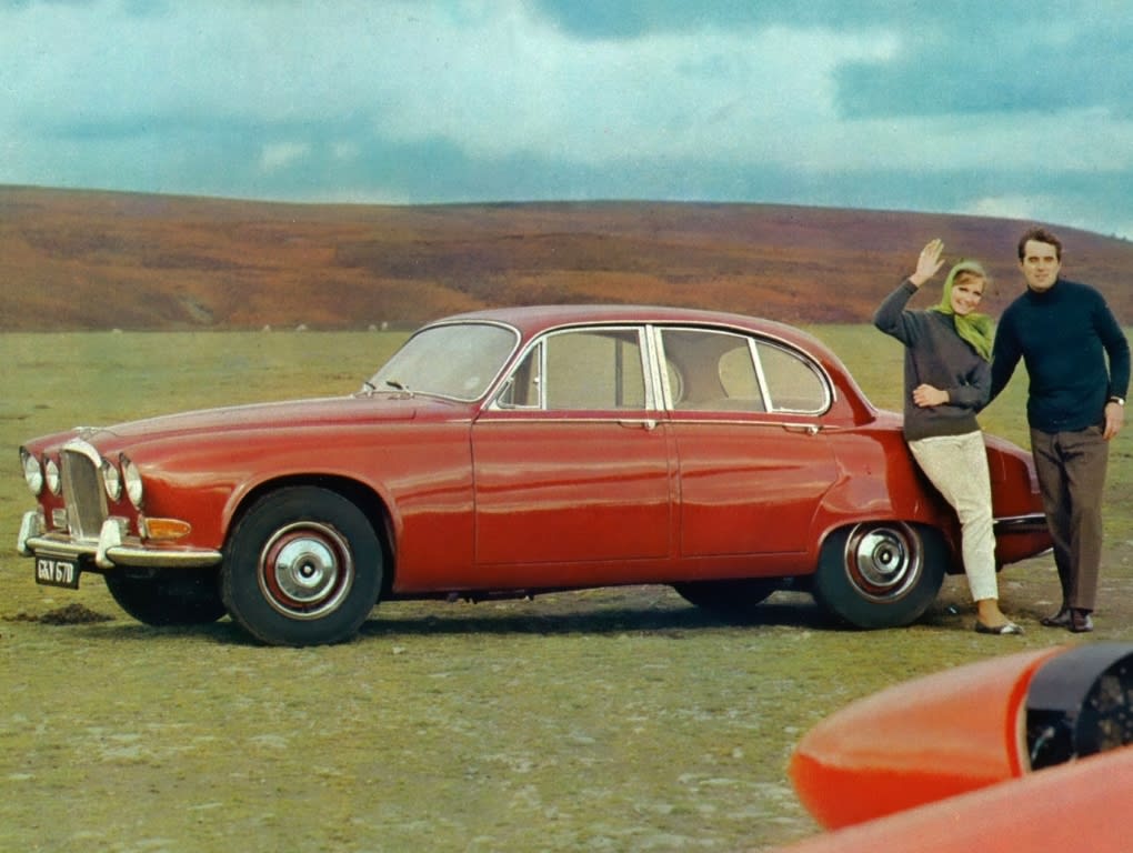 Jaguar Mark X 420 rouge de profil