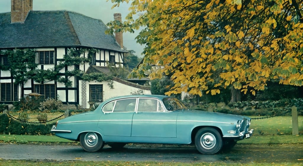Jaguar Mark X 420 G de profil