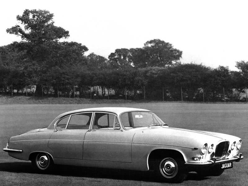 Jaguar Mark X dans un champ