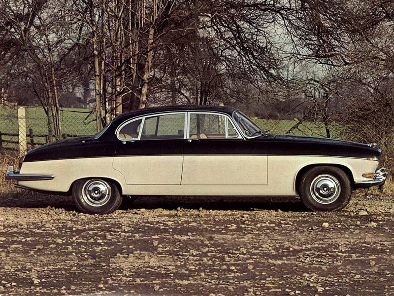 Jaguar Mark X noire et blanche de profil