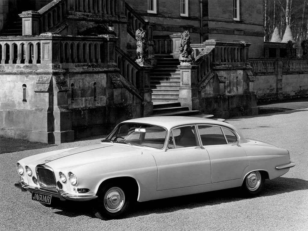 Photo en noir et blanc de la Jaguar Mark X
