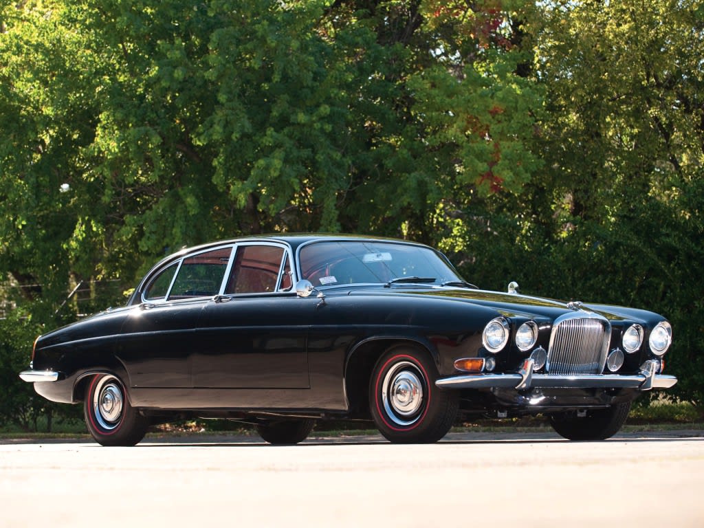 Jaguar Mark X noire de trois quarts avant