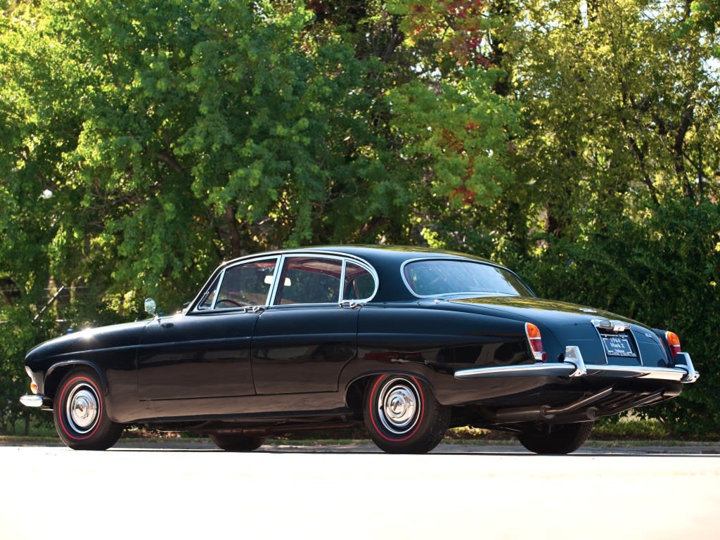 Jaguar Mark X noire de trois quarts arrière