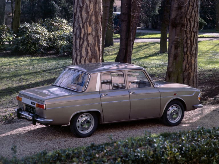 Renault 10 de profil dans un parc de verdure