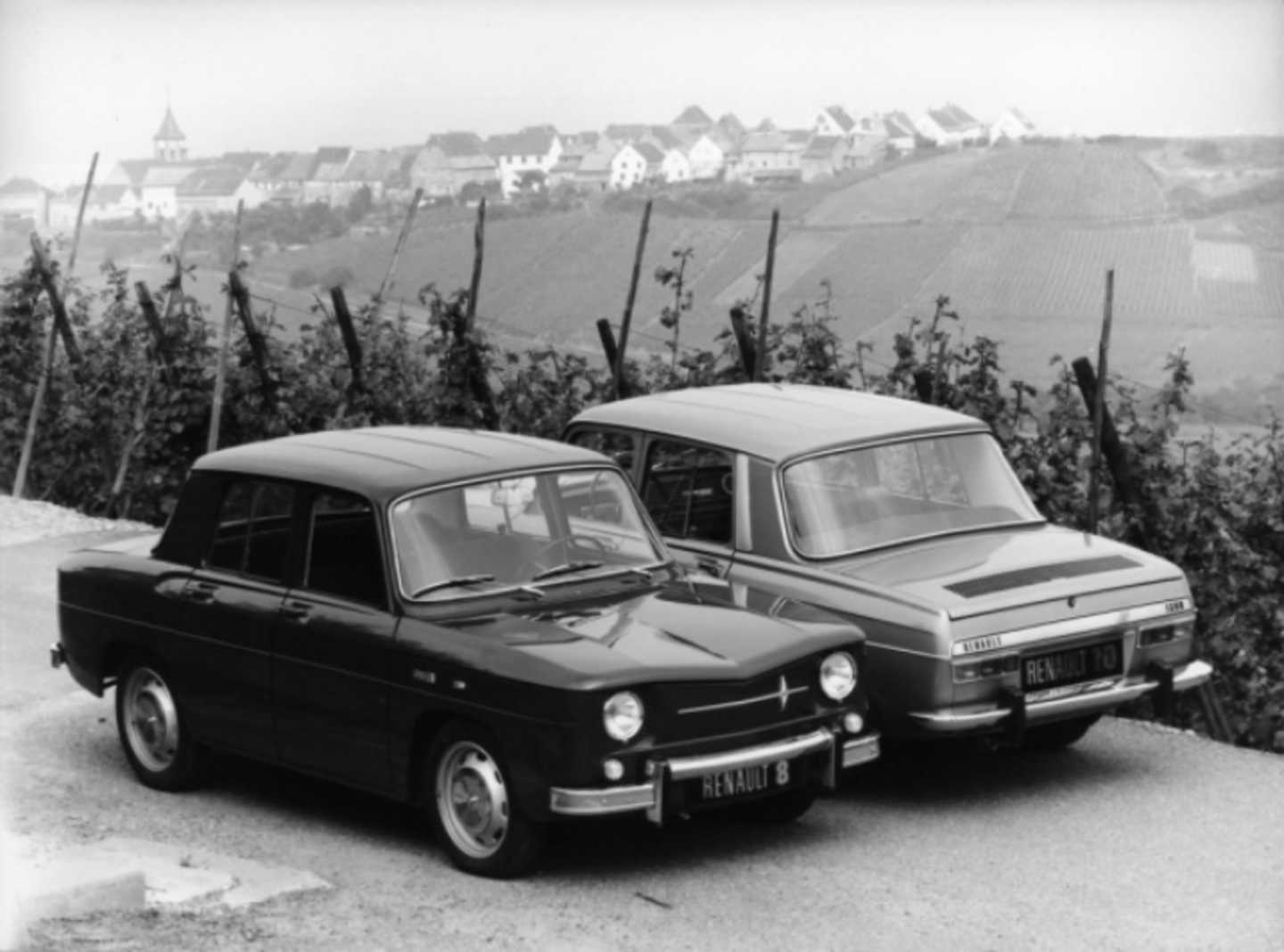 Deux Renault 10, une de face et l'autre de dos