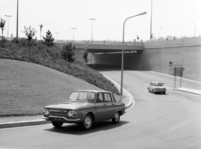 Renault 10 roulant sur la route