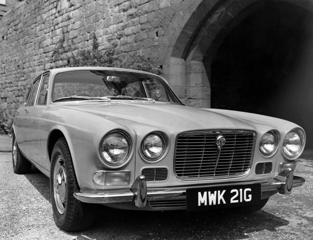 Jaguar XJ de face