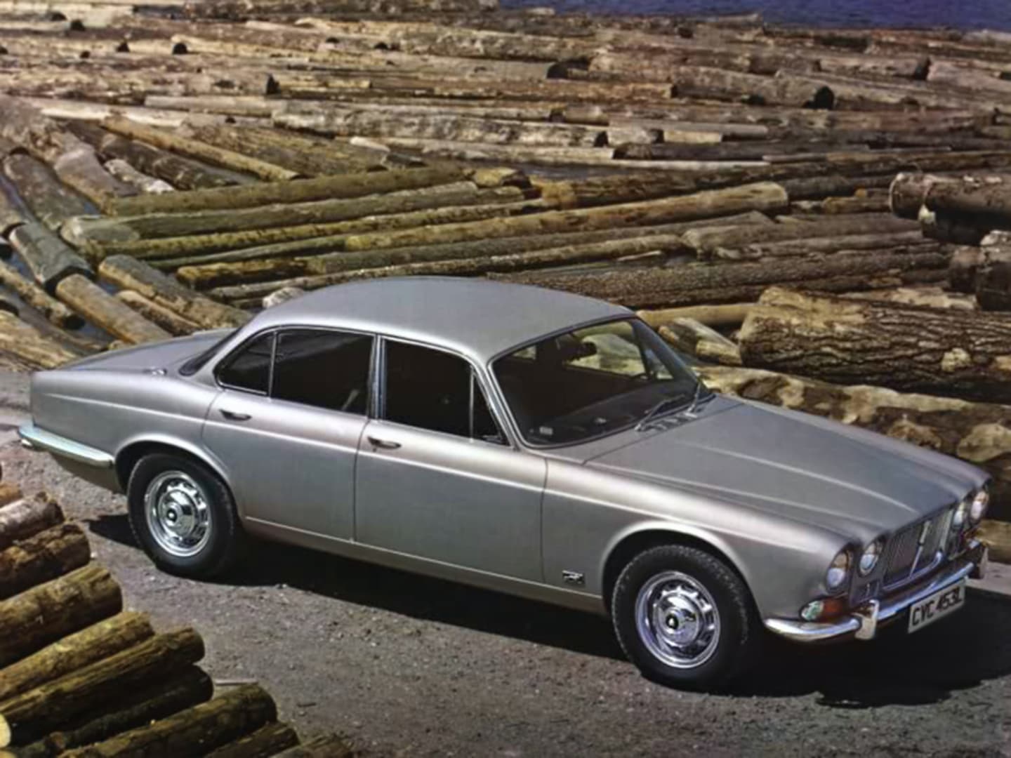 Jaguar XJ grise de profil