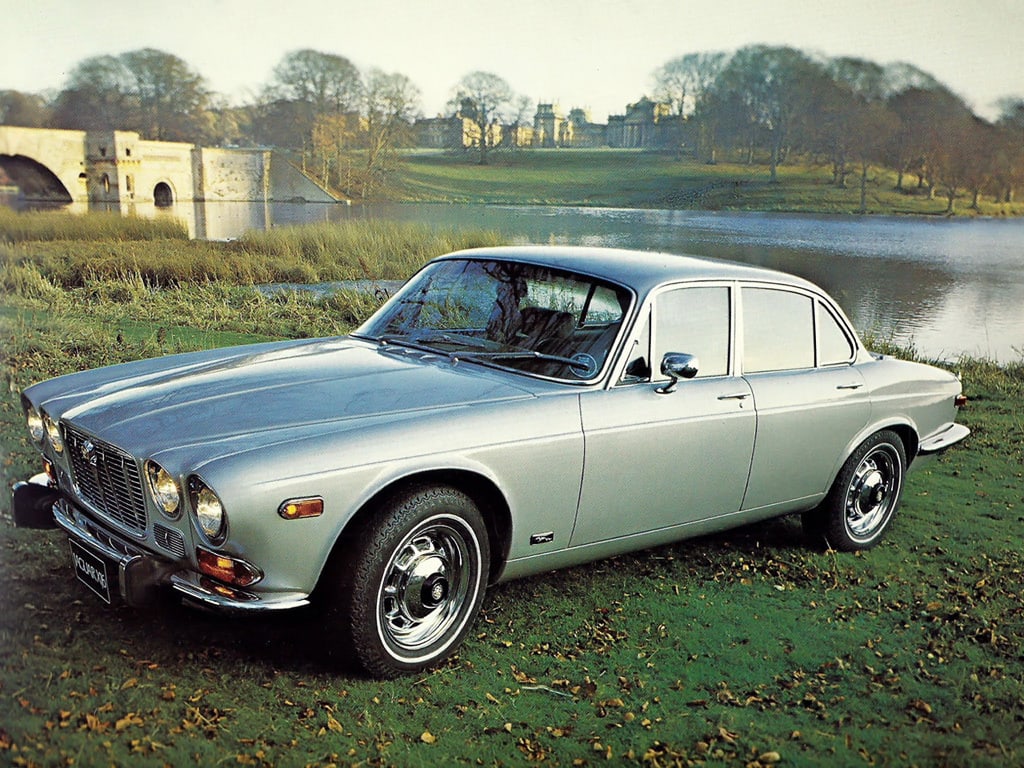 Jaguar XJ grise au bord d'un fleuve
