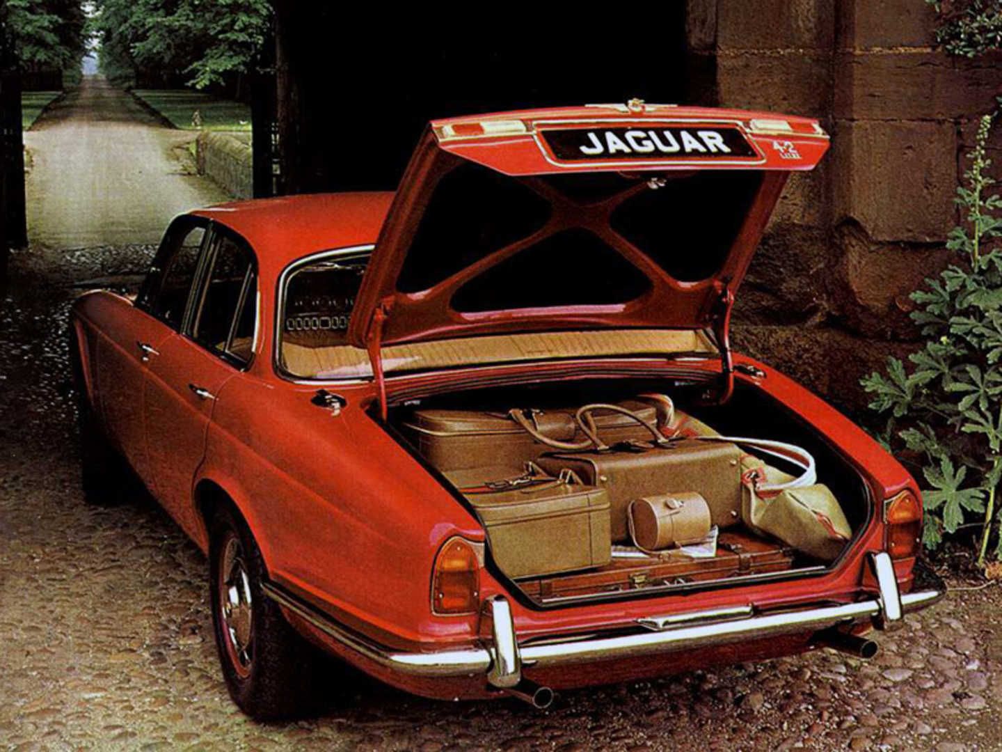 Jaguar XJ rouge avec le coffre ouvert