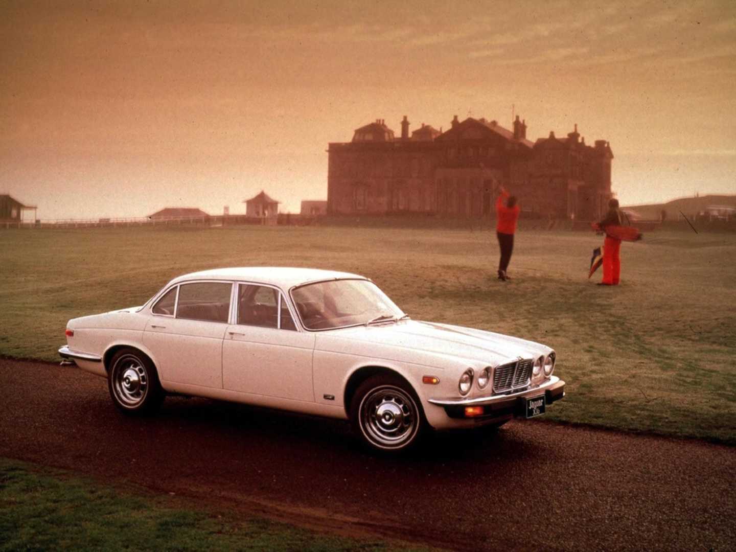 Jaguar XJ blanche sur un terrain de golf