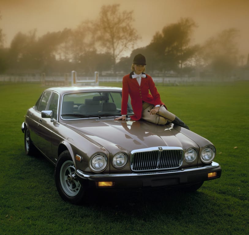 Jaguar XJ dans un hippodrome avec une cavalière sur le capot