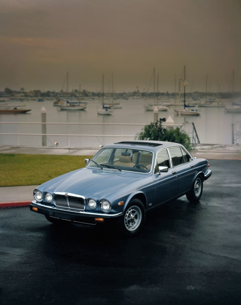 Jaguar XJ bleue de face dans un port