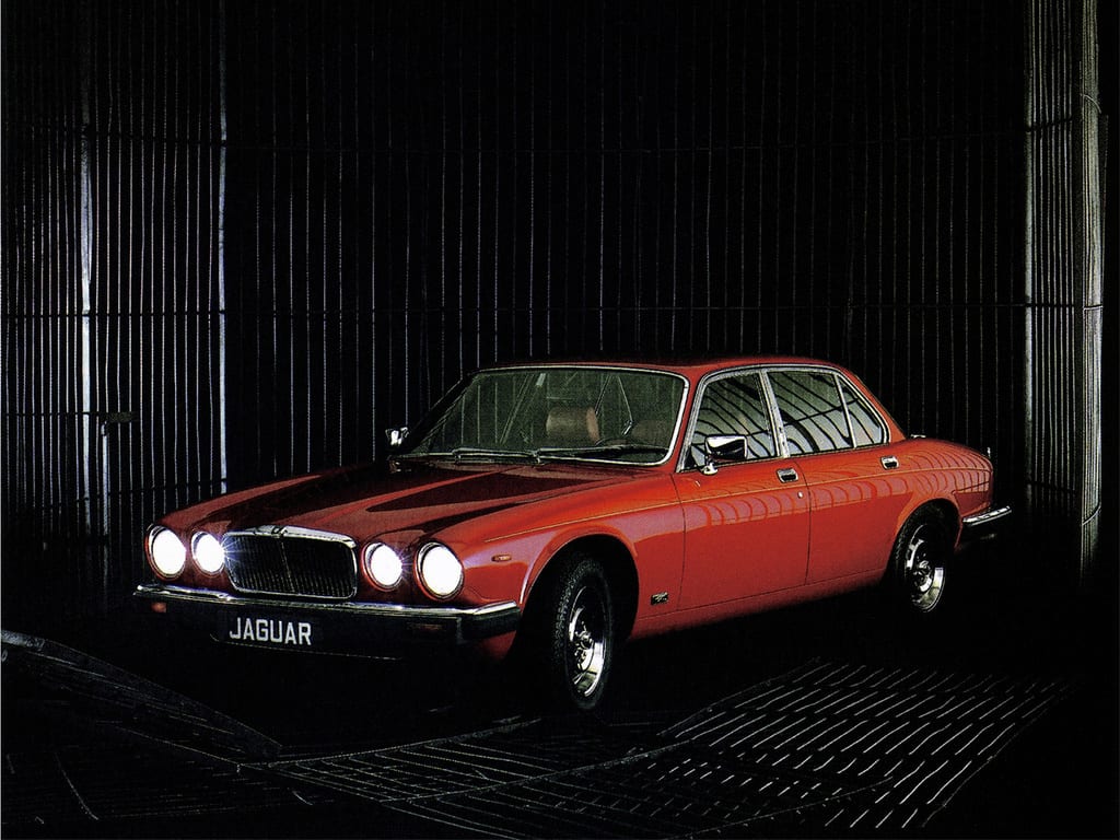 Jaguar XJ rouge de trois quarts avant
