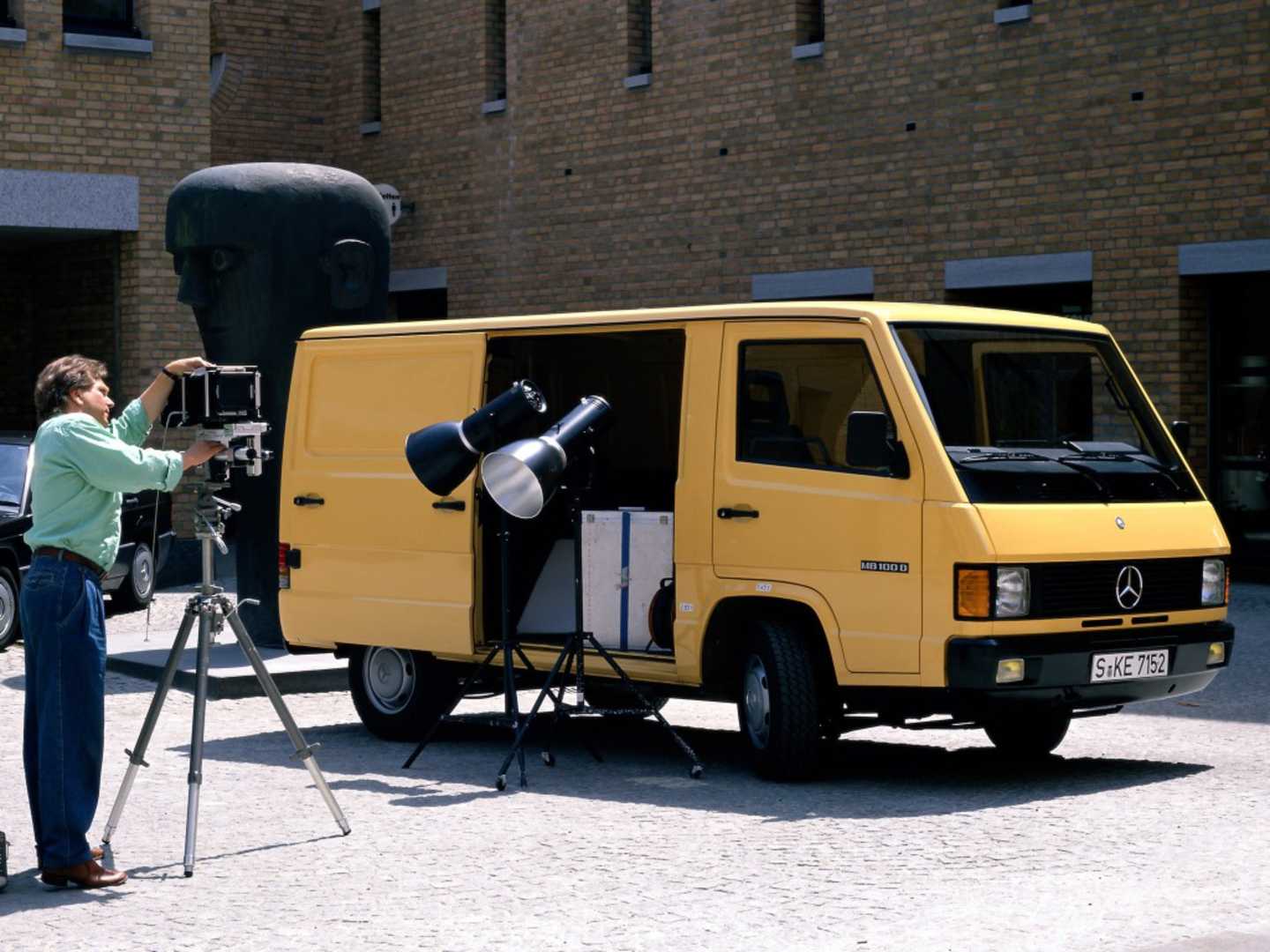 MB100 AMG jaune avec du matériel photos et vidéos à l'intérieur