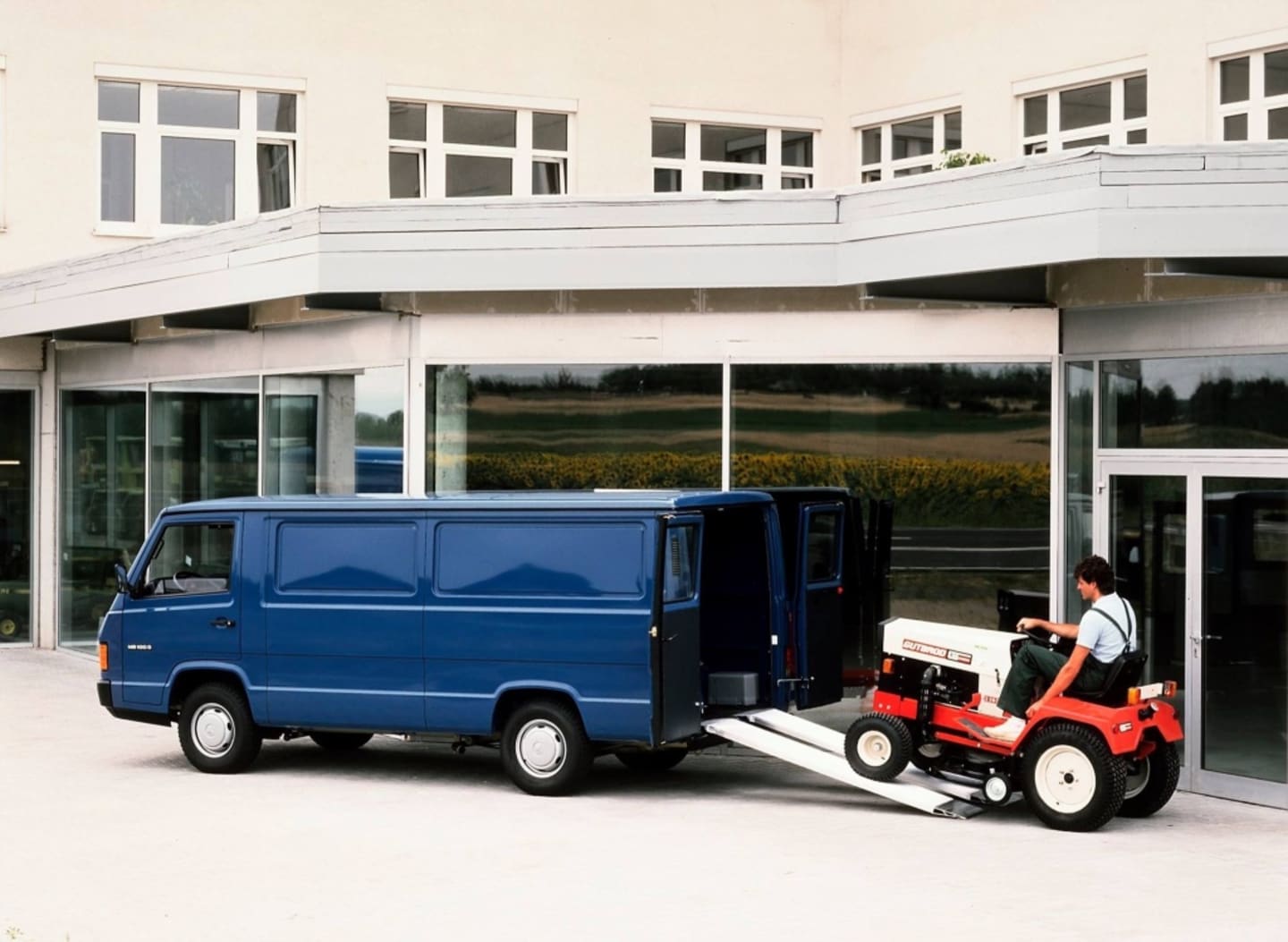 Chargement d'un tracteur tondeuse dans le MB100 AMG