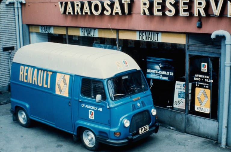 Renault Estafette signé Renault devant un concessionnaire Renault