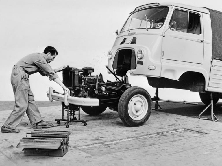 Renault Estafette avec le moteur sorti de son emplacement pour une réparation