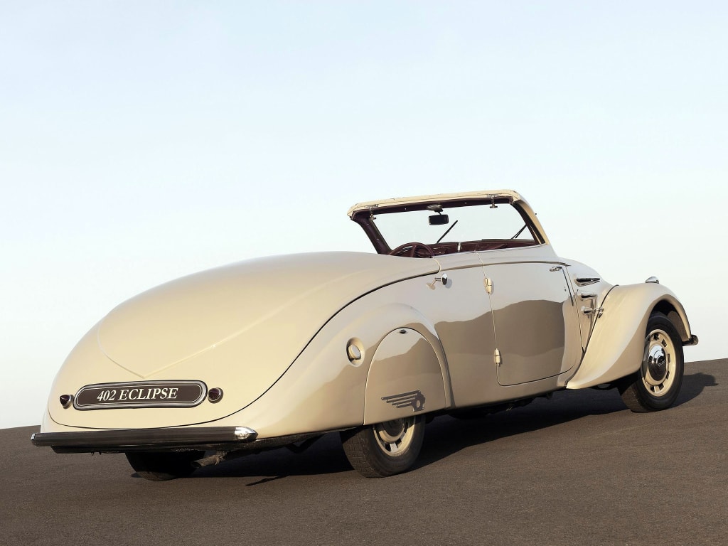 Une 402 Eclipse beige de trois quarts arrière