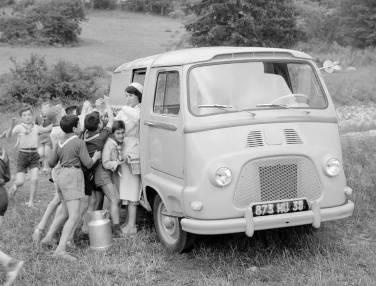 Renault Estafette faisant le service de lait à l'époque