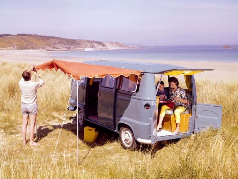 Renault Estafette au bord de la plage en mode Van aménagé