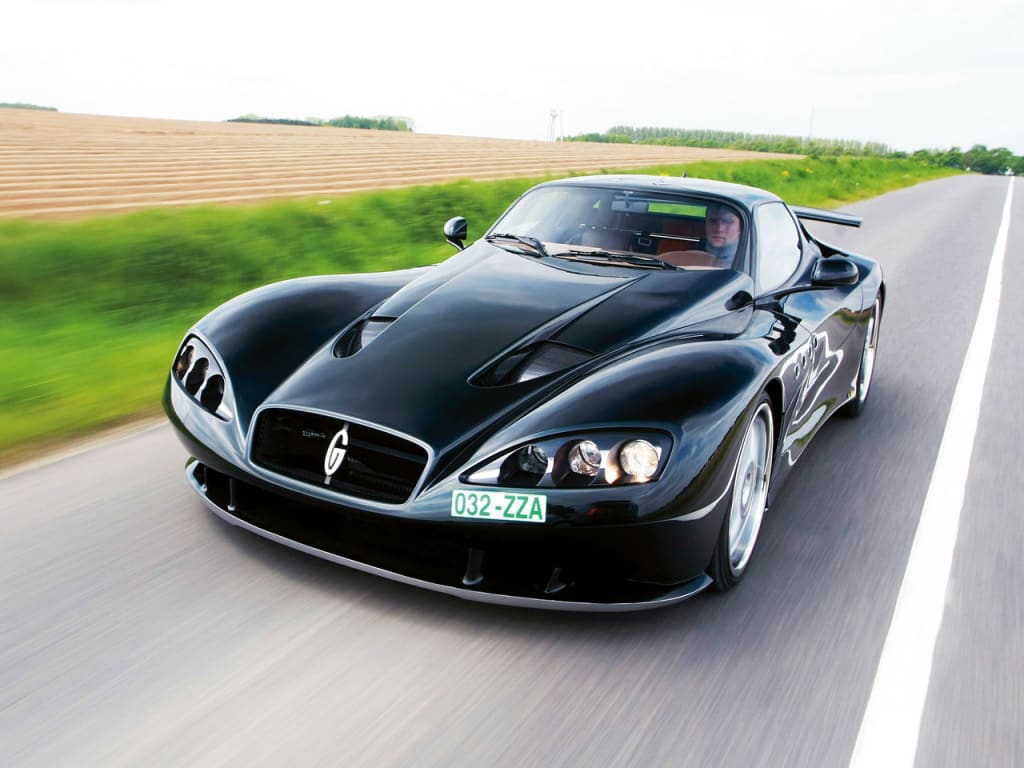La .5 Spirit noire roulant sur route