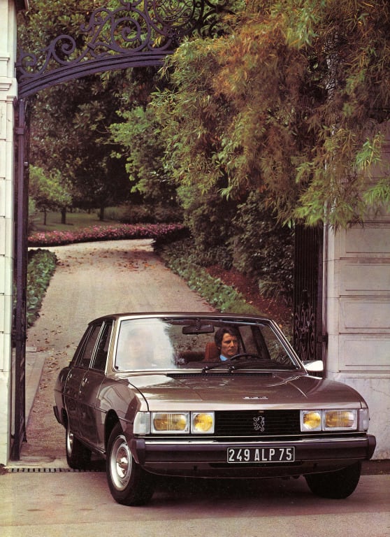 Peugeot 604 de face sortant d'un chateau