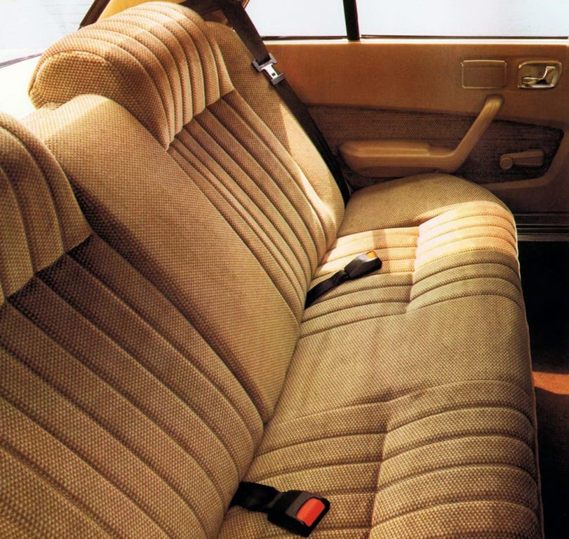 Banquette arrière de la Peugeot 604