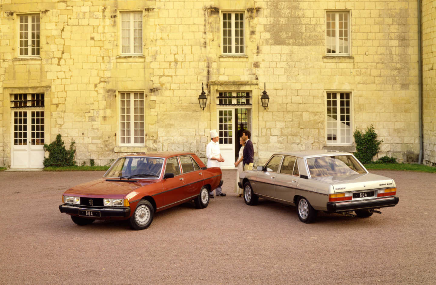 Deux Peugeot 604 dans la cours d'un restaurant