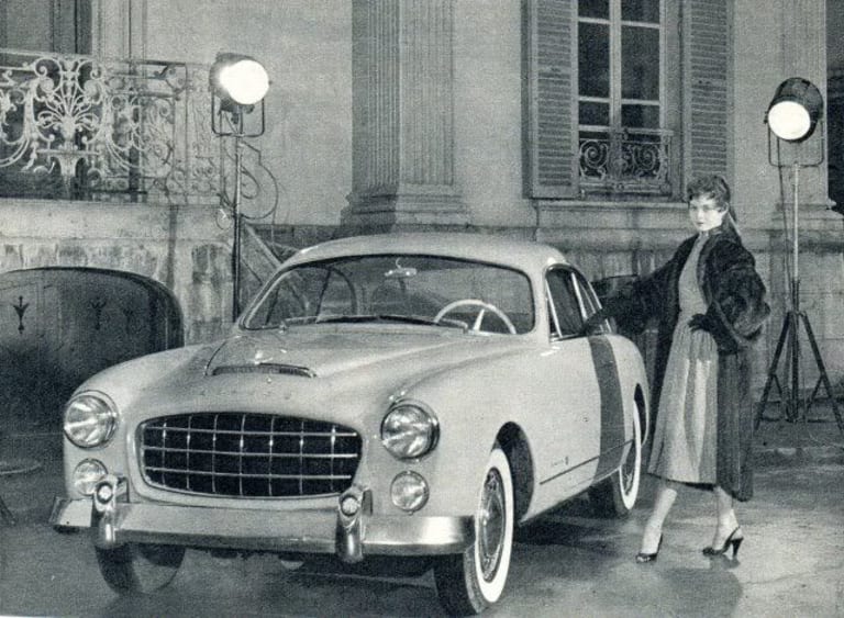 Shooting photo de la Ford Comète avec une femme