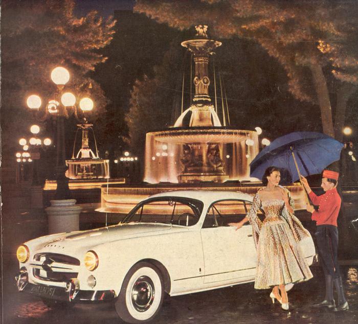 Ford Comète blanche devant une fontaine