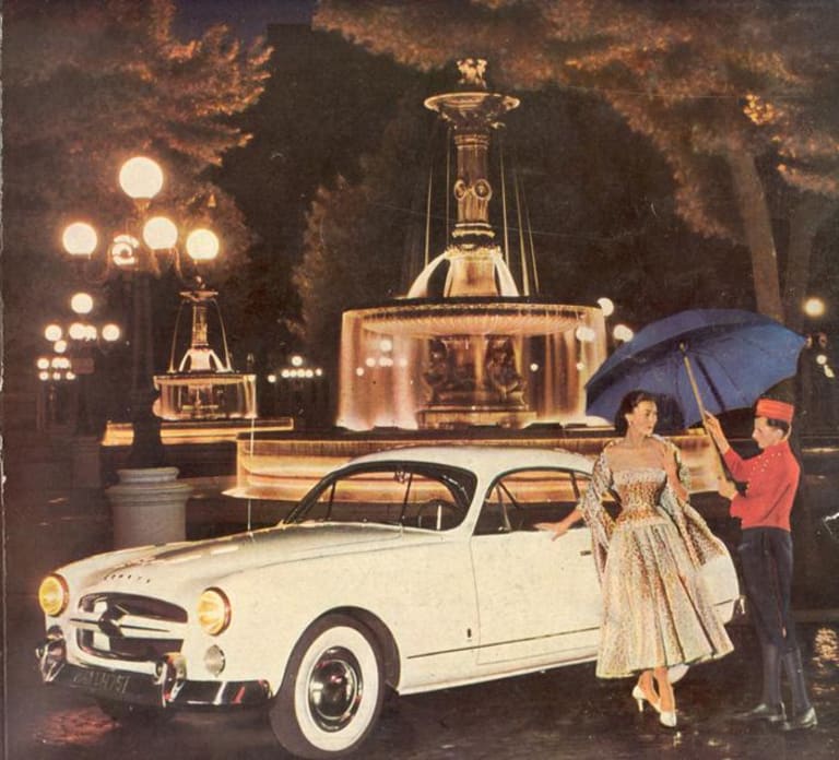 Ford Comète blanche devant une fontaine
