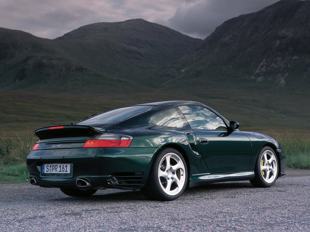 Porsche 911 "996" dans les montagnes vue de derrière