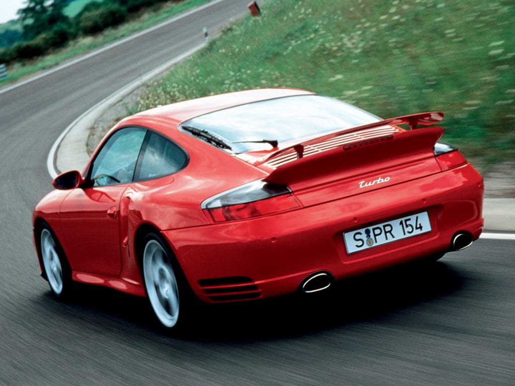 Porsche 911 "996" vue de derrière roulant sur un circuit