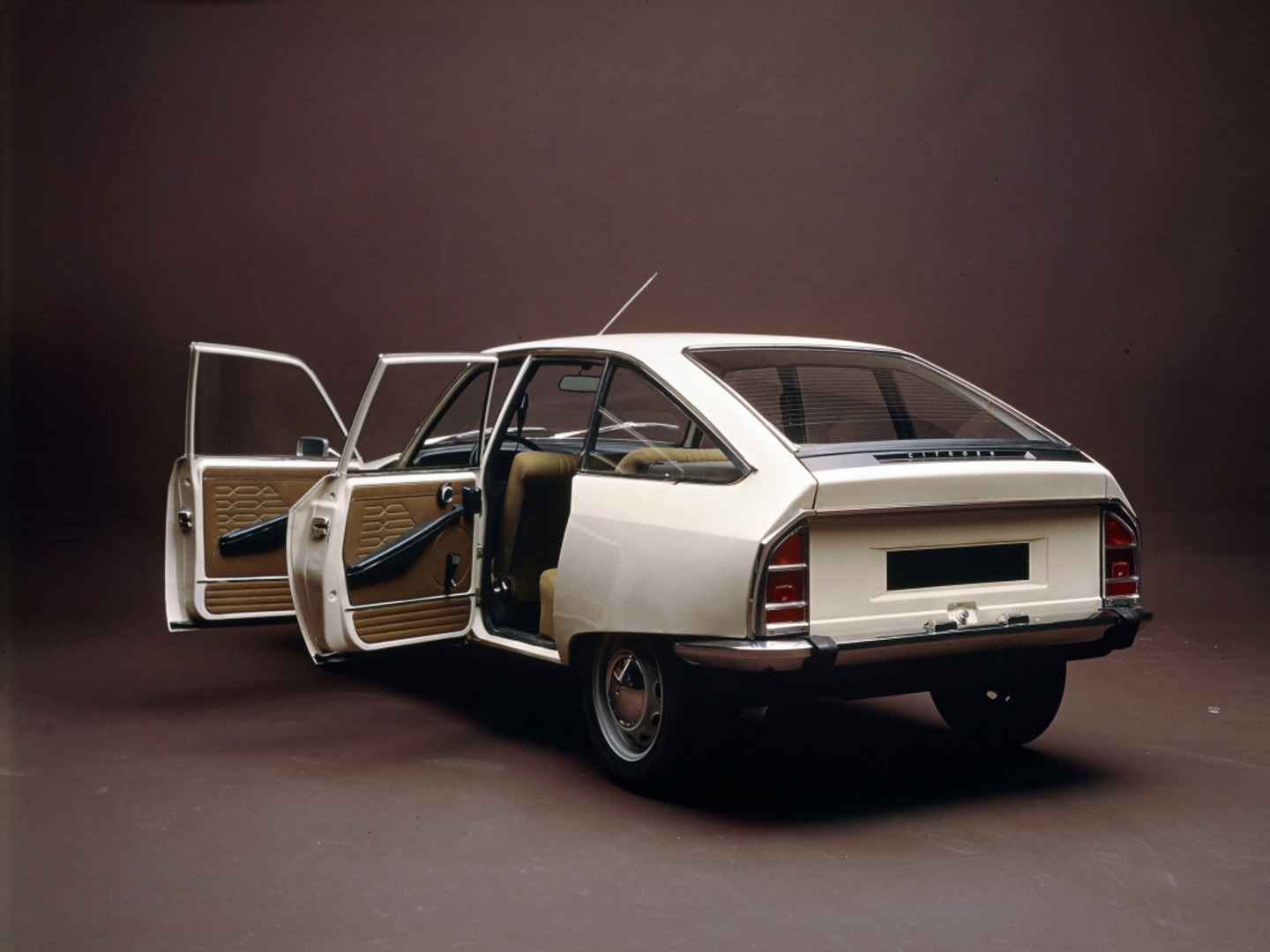 Citroën GS de dos avec les portes ouvertes