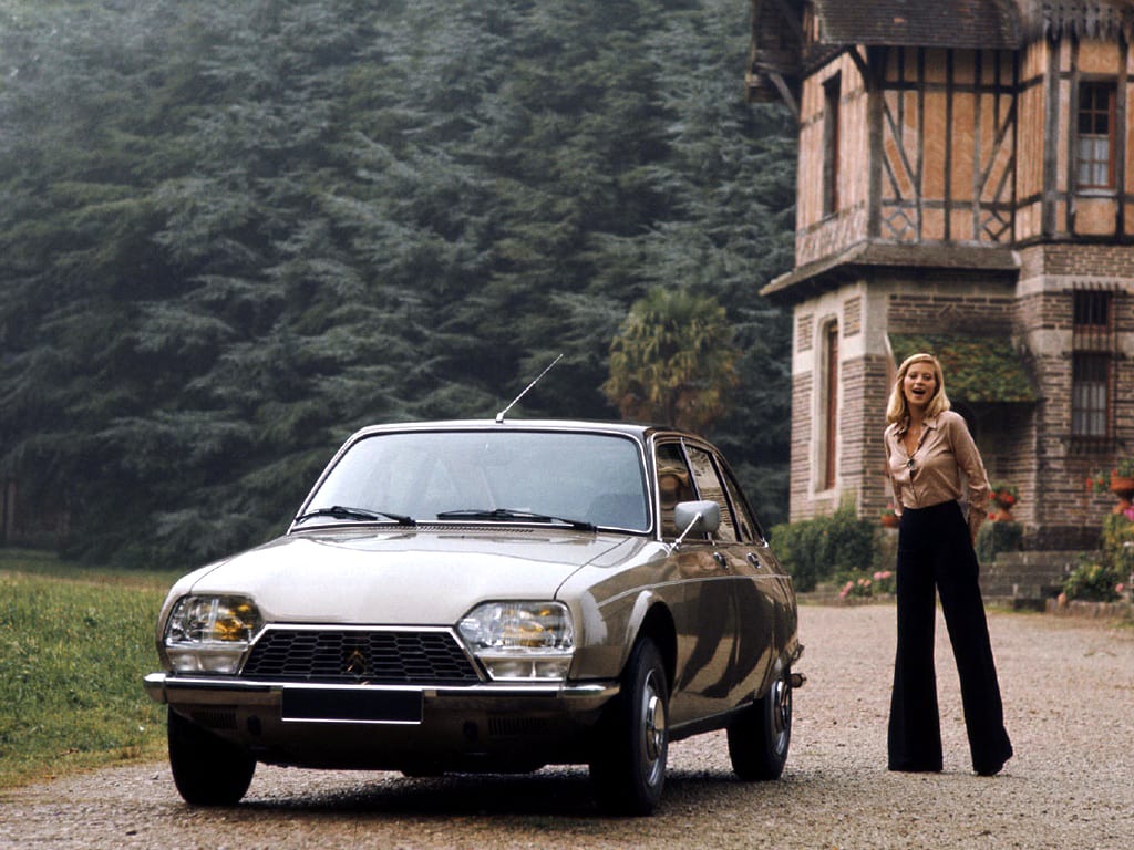 Citroën GS Birotor de face dans la cour d'une grande maison