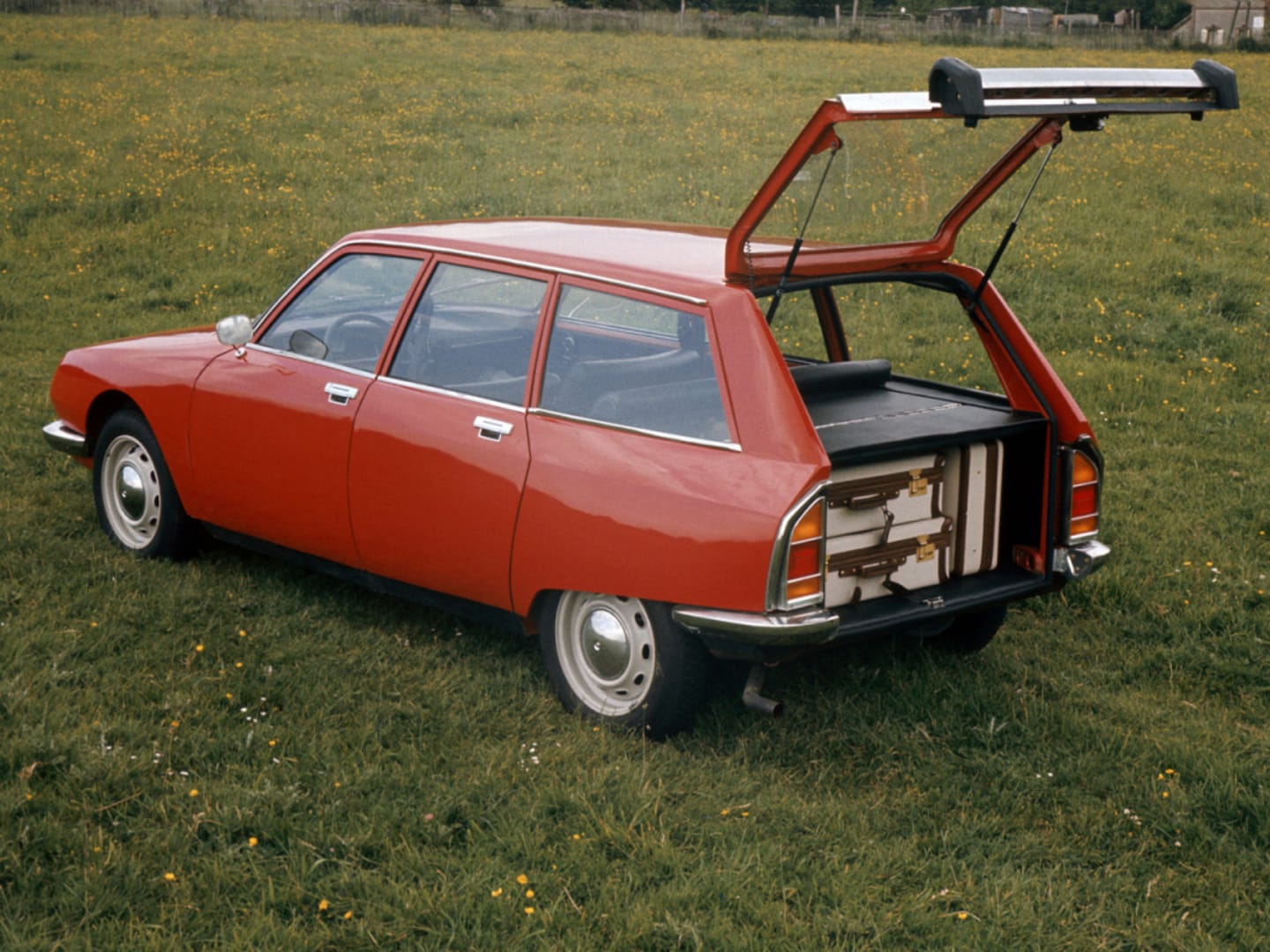 Citroën GS break rouge avec le coffre ouvert