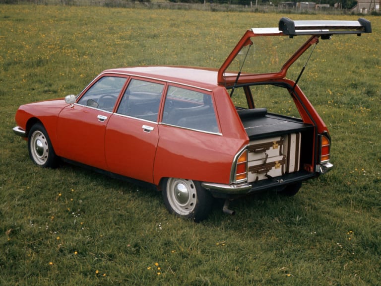 Citroën GS break rouge avec le coffre ouvert