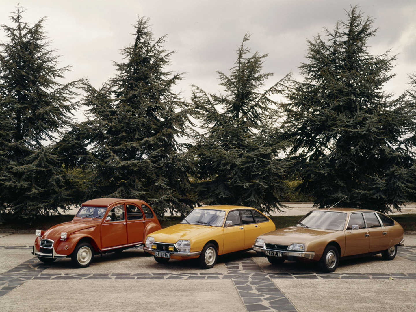 3 modèles Citroën dans une cour