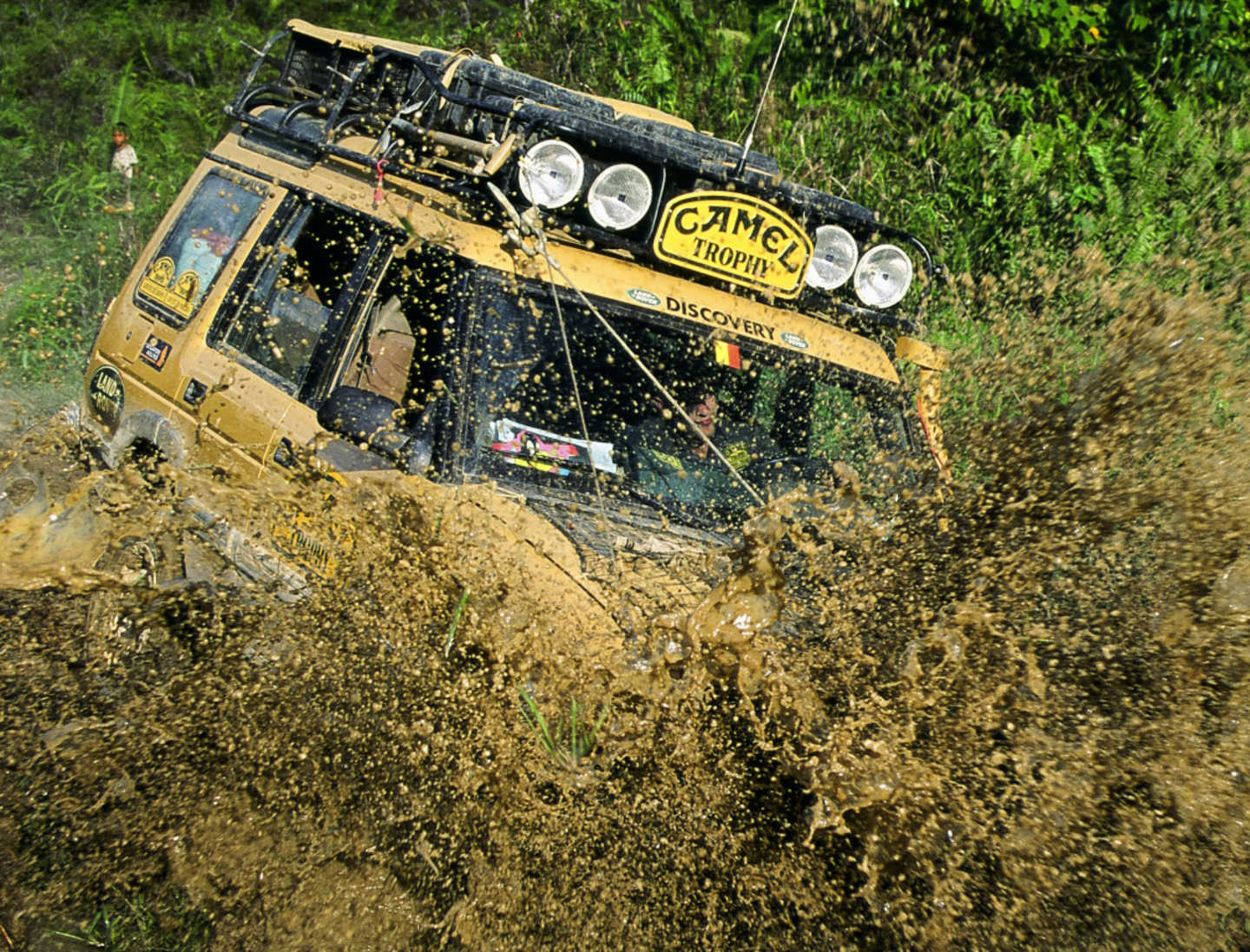Range Rover dans la boue sur une étape du Camel Trophy