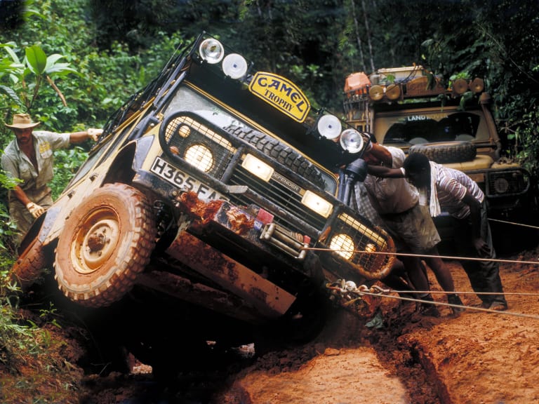 Voiture embourbée sur le Camel Trophy