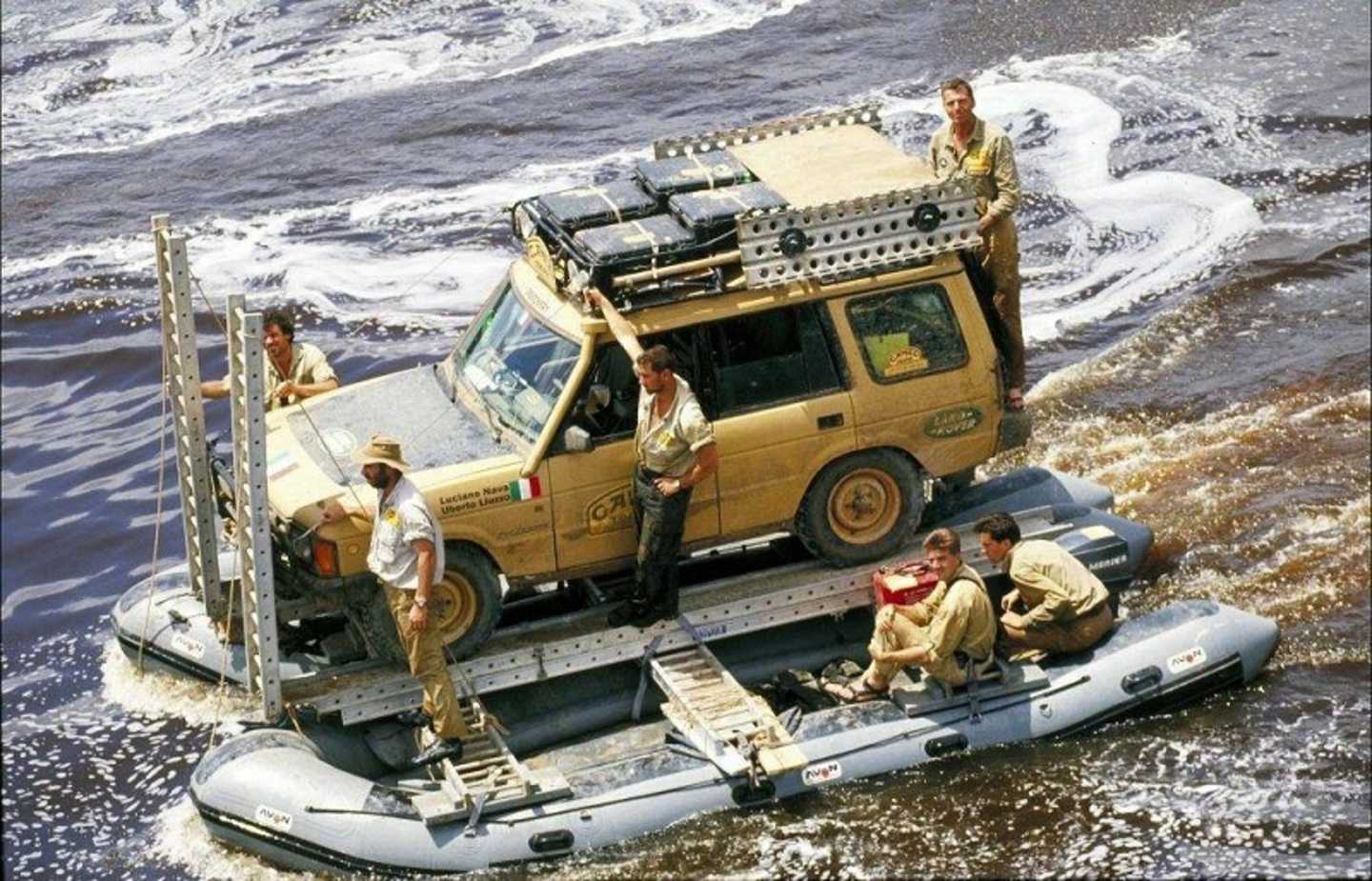 Range Rover sur un pneumatique pour traverser un fleuve