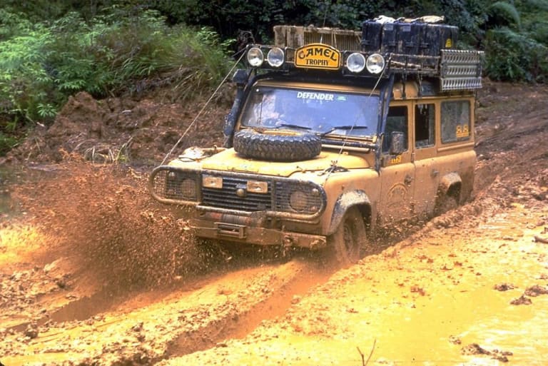Defender traversant dans de la boue