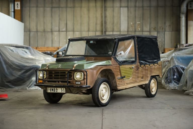 Méhari 4x4 de l'armée dans un garage