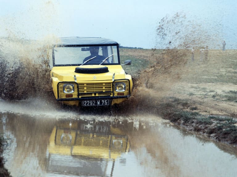 Méhari 4x4 dans la boue